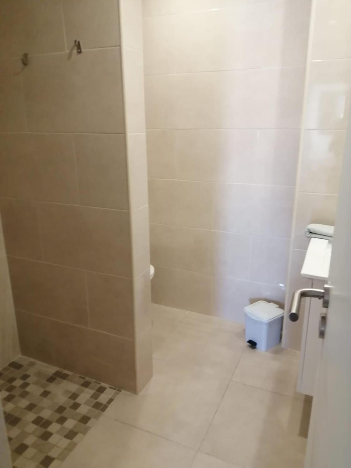 Legacy & Al - No Groups Appartement *